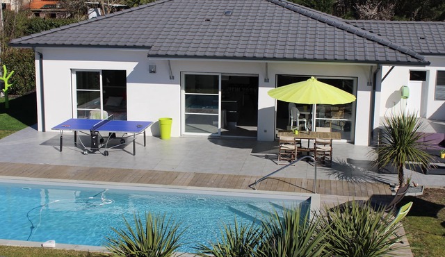 Modern villa with swimming pool 15 minutes from Bordeaux in a quiet area