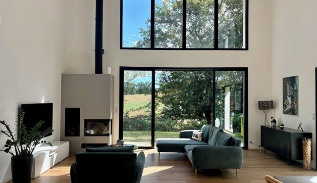 Modern villa with swimming pool, quiet location near Toulouse