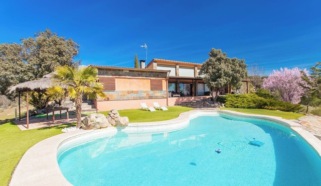 Modern villa with swimming pool, nature and tranquility 40 min from Madrid.