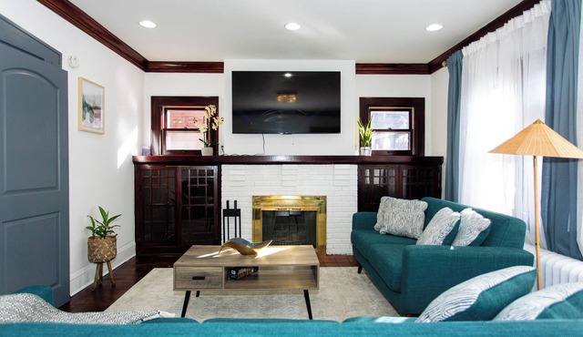 Modern Vintage Duplex Retreat: Cozy & Charming