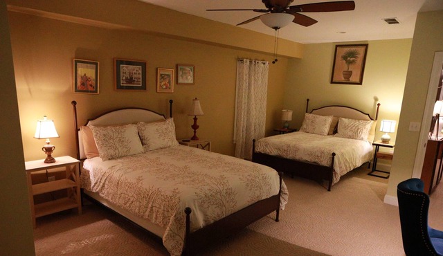 Modern w/firepit, super close to great hiking trails and a beautiful lake .