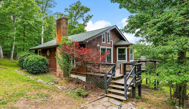Modern w Mountain Views, Hot Tub, Deck & Fire Pit