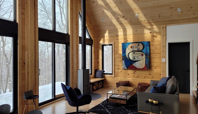 Modern, warm and spacious, isolated, views, Lake and pool access (2 min. drive)