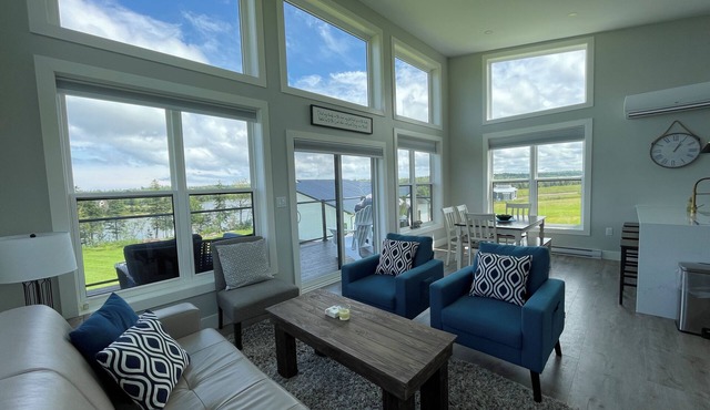 Modern Water Front Cottage Close To Cavendish Beach!
