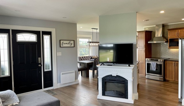 Modern Water-View Cottage with A/C