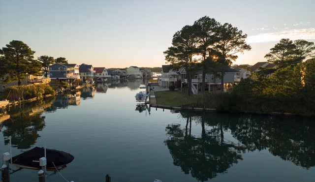 Modern Waterfront Retreat- Panoramic Bay Views, Kayaks, Pools & Resort Amenities