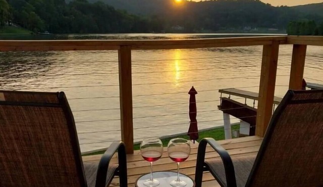Modern Waterfront Apt Lake White