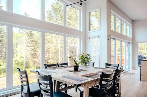 Modern Waterfront Cottage on the Rouge River & Spa