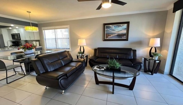 Modern Waterfront Condo: Two Pools~Lanai~Fast WiFi! Near IMG~Beaches-Restaurants