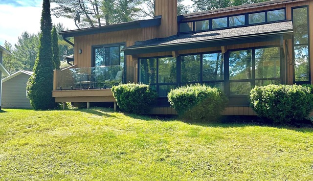 Modern Waterfront Cottage Retreat w/Sauna, games room, kayaks