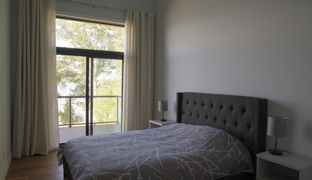 Modern Waterfront Cottage Retreat: Everything You Need, Right on the Water