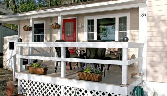 Modern waterfront cottage on Keuka Lake - close to Penn Yan & Finger Lakes wine!