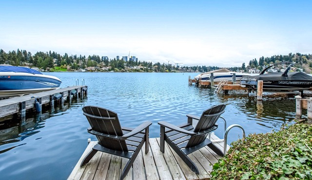 Modern waterfront log cabin for two in Seattle/Bellevue