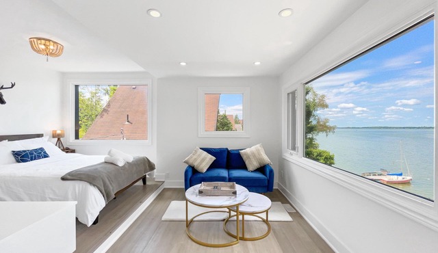 Modern Waterfront Luxury Lakehouse - 60 Min GTA