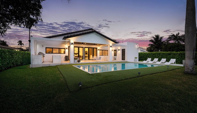 Modern Waterfront Paradise with Heated Pool - Near the Beach & Aventura Mall!