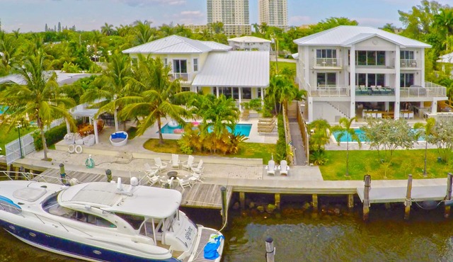 Modern Waterfront Paradise with 9 beds and amenities perfect for long term stays
