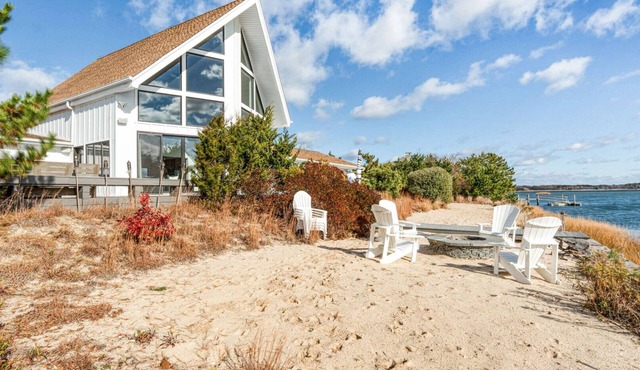 Modern Waterfront Home on a Peninsula in Cold Spring Point Southampton