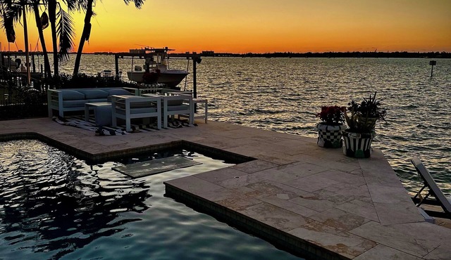 Modern Waterfront Paradise Pool & Hot Tub