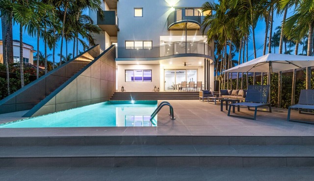 Modern waterfront Villa w/Pool and Gym, Sleeps 8.