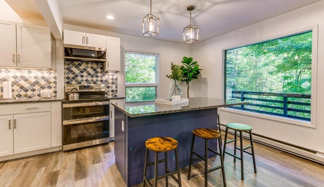 Modern Waynesville Cabin ~ 9 Mi to Lake Junaluska!