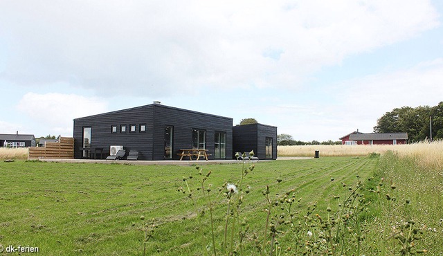 Modern, well-equipped holiday home on a large property very close to the water