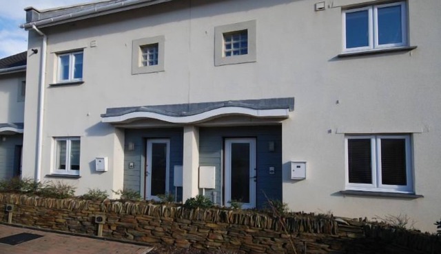 Modern well equipped townhouse, 2 min walk from Crooklets Beach