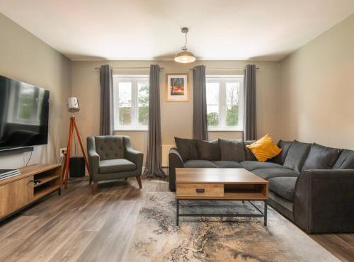 Modern, Well Presented 2-Bedroom Apartment, With Parking, Opposite Nirvana Spa - Pass the Keys