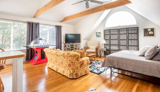 Modern Wellfleet Studio Apartment Close to Beaches, Ponds, Trails, and Town