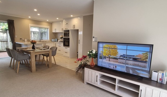 Modern Wellington Family 2BR Home | Free Parking