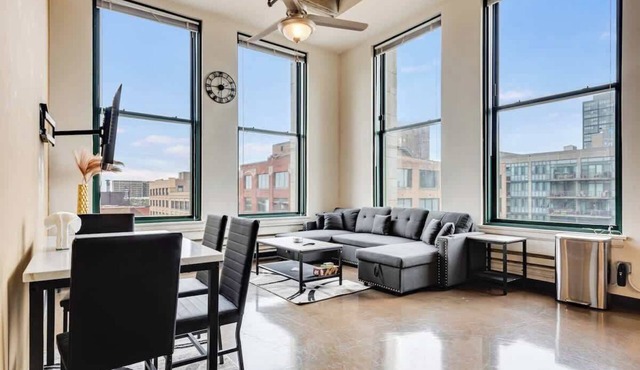 Modern West Loop Gem-City Views & Prime Location 4