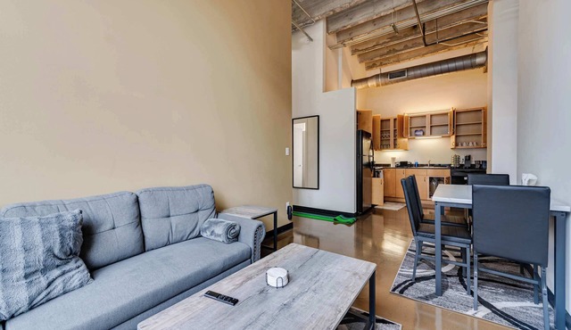 Modern West Loop Gem-City Views & Prime Location 3