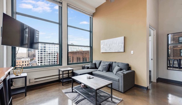 Modern West Loop Gem-City Views & Prime Location 6