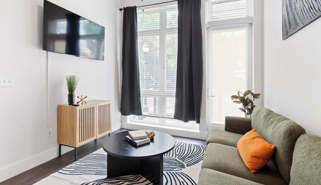 Modern West Midtown Retreat — Luxurious Stay!