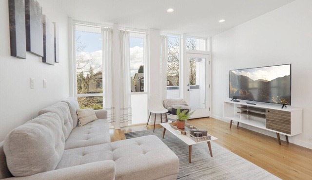 Modern West Seattle 1BR, Rooftop + Walk to Beach