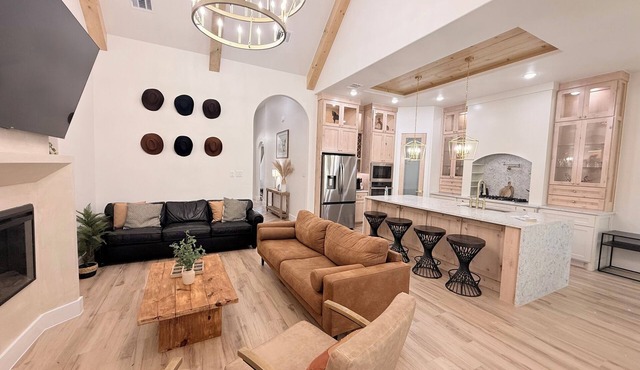 Modern Western Retreat -3 Min to Stockyards -EV Charger - Hot Tub -Pet friendly