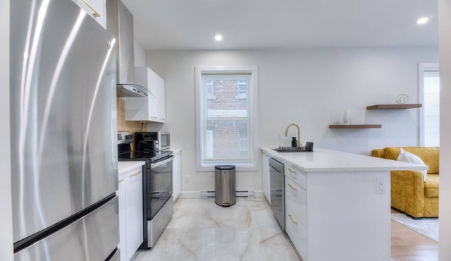 Modern Westmount Condo AC Laundry inside, Smart TV