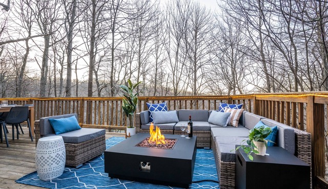 Modern Wintergreen Cabin with Hot Tub, Sauna