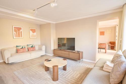 Modern with terrace & 4 spacious bedrooms