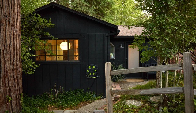 Modern wooded gem with fast WiFi, charming deck, fireplace, W/D & central AC