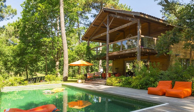 Modern wooden villa on large lot with heated pool located in the Golf of Biscarrosse.