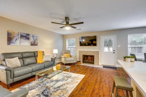 Modern Woodlands Townhome with Spacious Yard and Patio