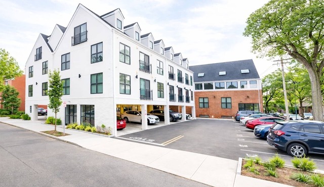Modern Yale Loft Best Location + Parking