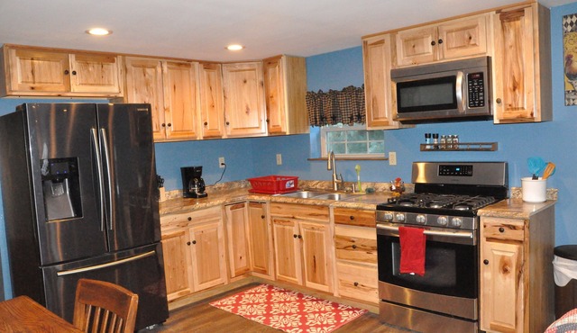 "Modern Yet Country" Wiener Dog Barn Apt Near Attractions