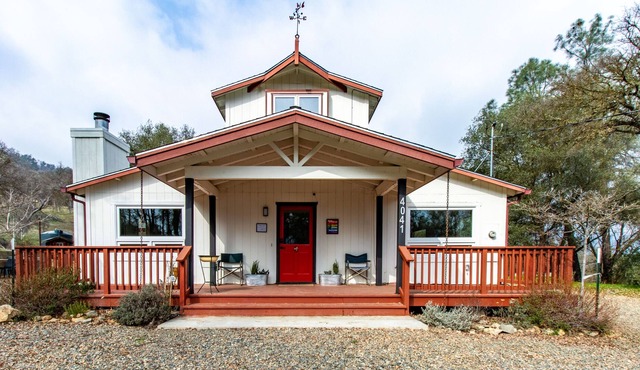 Modern Yosemite Barn with views, hot tub, and chefs kitchen