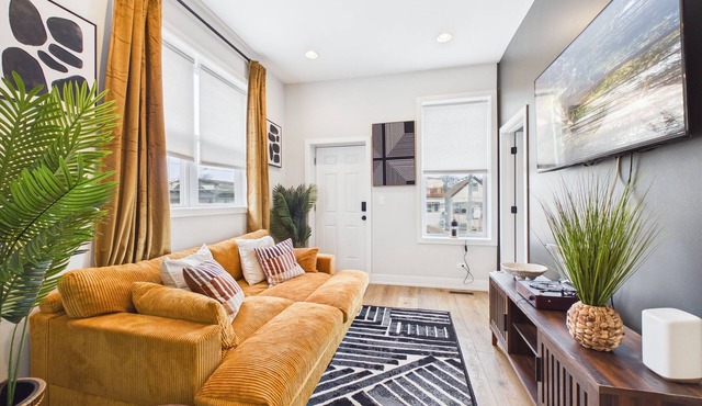Modern Zen 2BR: Quiet Stay & Free Parking