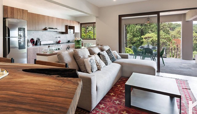 Moderna Villa con Hermosa Vista al Lago
