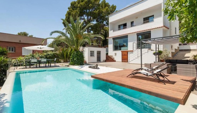 Moderna villa con piscina y amplio jardín