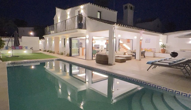 Moderna Villa con Piscina, a 30 Metros de la Playa, en la Mejor Zona de Marbella