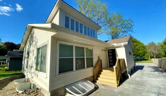 Moderne Home - Memorable, Modern, A Must Book - 4 Bedroom Close to Kinnick