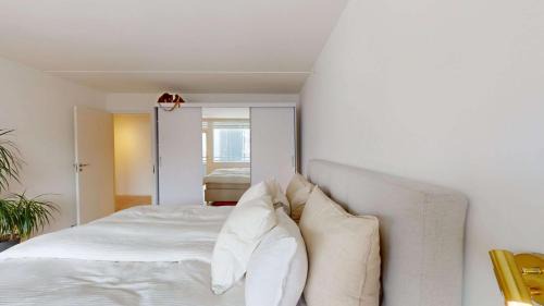 Moderne lejlighed med balkon